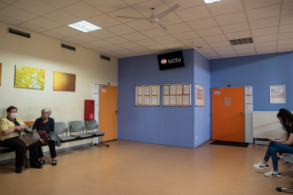 M50 - Zdrav. zar. Toryská 1, KE — DOOH screen at 2. Poliklinika Terasa - Toryská (Západ) - I. poschodie, Košice