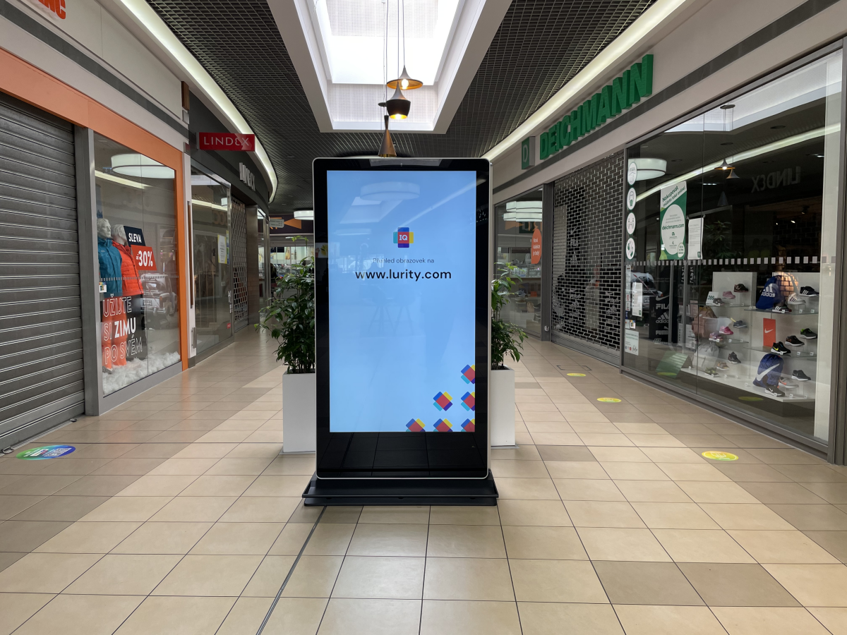 OC Varyáda - Pompo — DOOH-Bildschirm in Obchodní Centrum Varyáda, Karlovy Vary