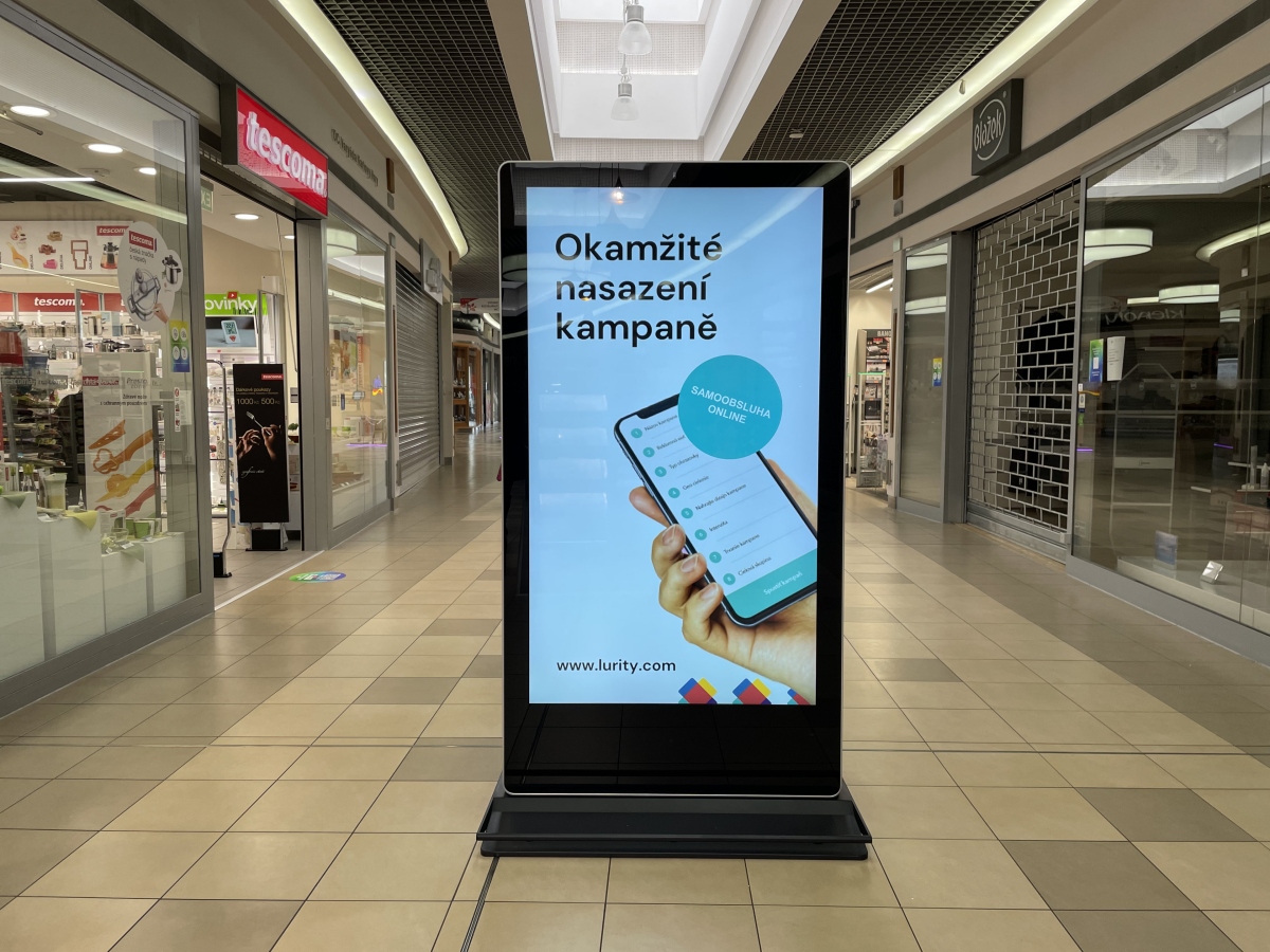 OC Varyáda - Spořitelna B10 — DOOH-Bildschirm in Obchodní Centrum Varyáda, Karlovy Vary