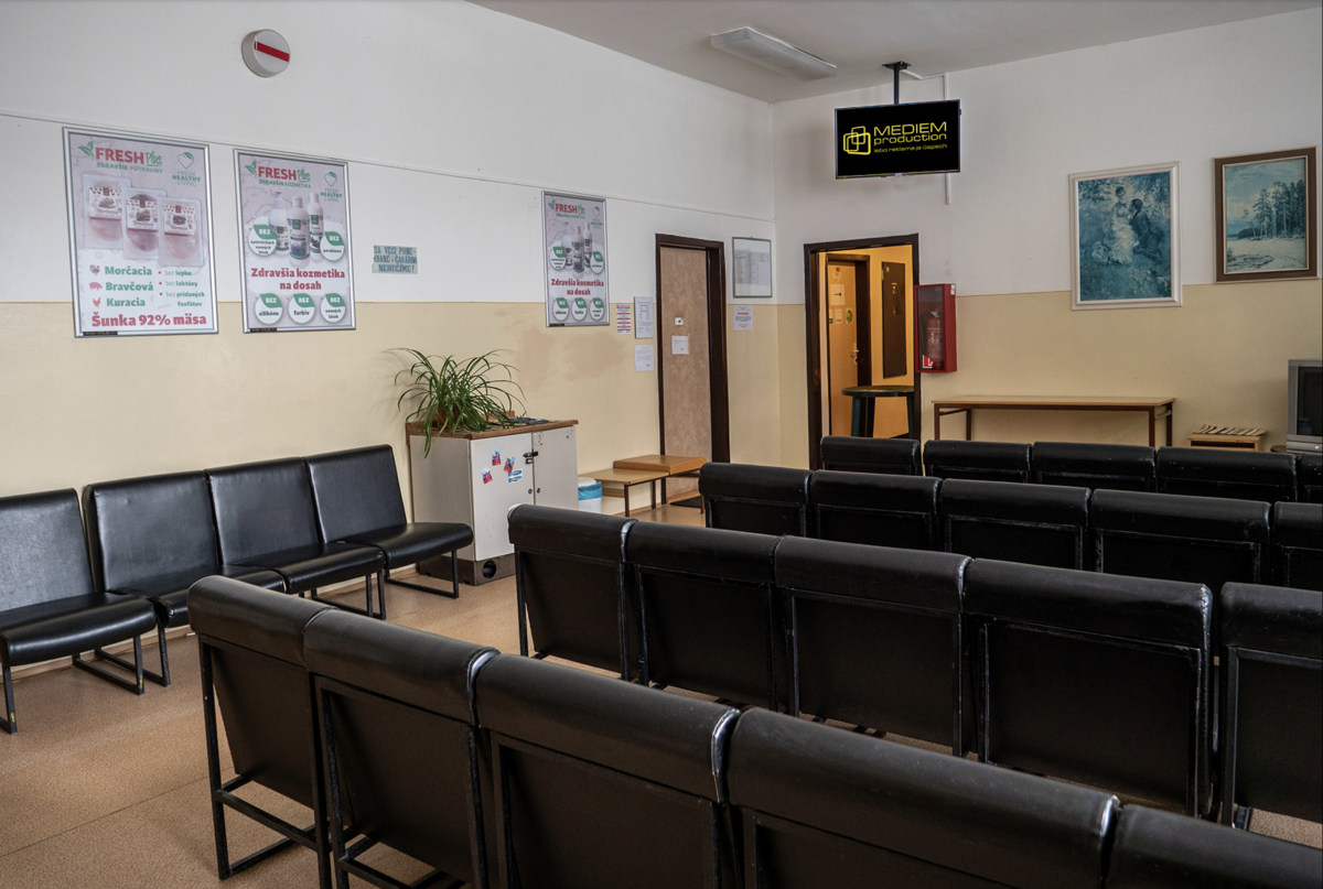 M14, Zdrav. zar., Spišské námestie 4, KE — DOOH screen at Poliklinika nad Jazerom, Košice
