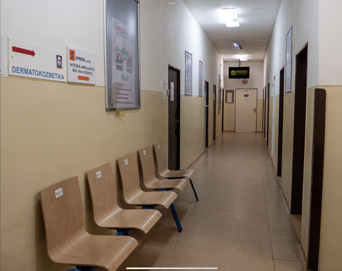 M13, Zdrav. zar., Spišské námestie 4, KE — DOOH screen at Poliklinika nad Jazerom, Košice