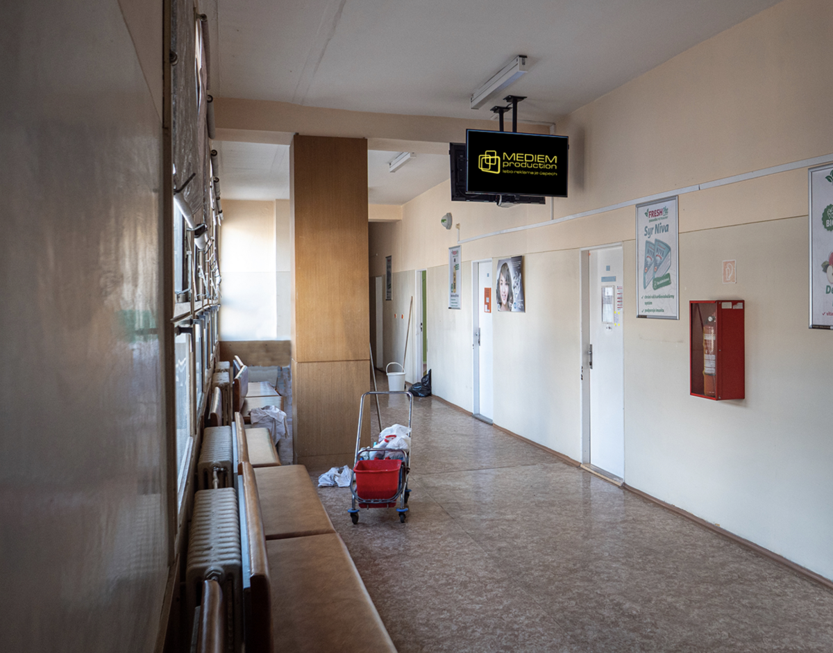 M7- Zdrav. zar. Maršala Koneva 1, KE — DOOH screen at Poliklinika Východ, Košice