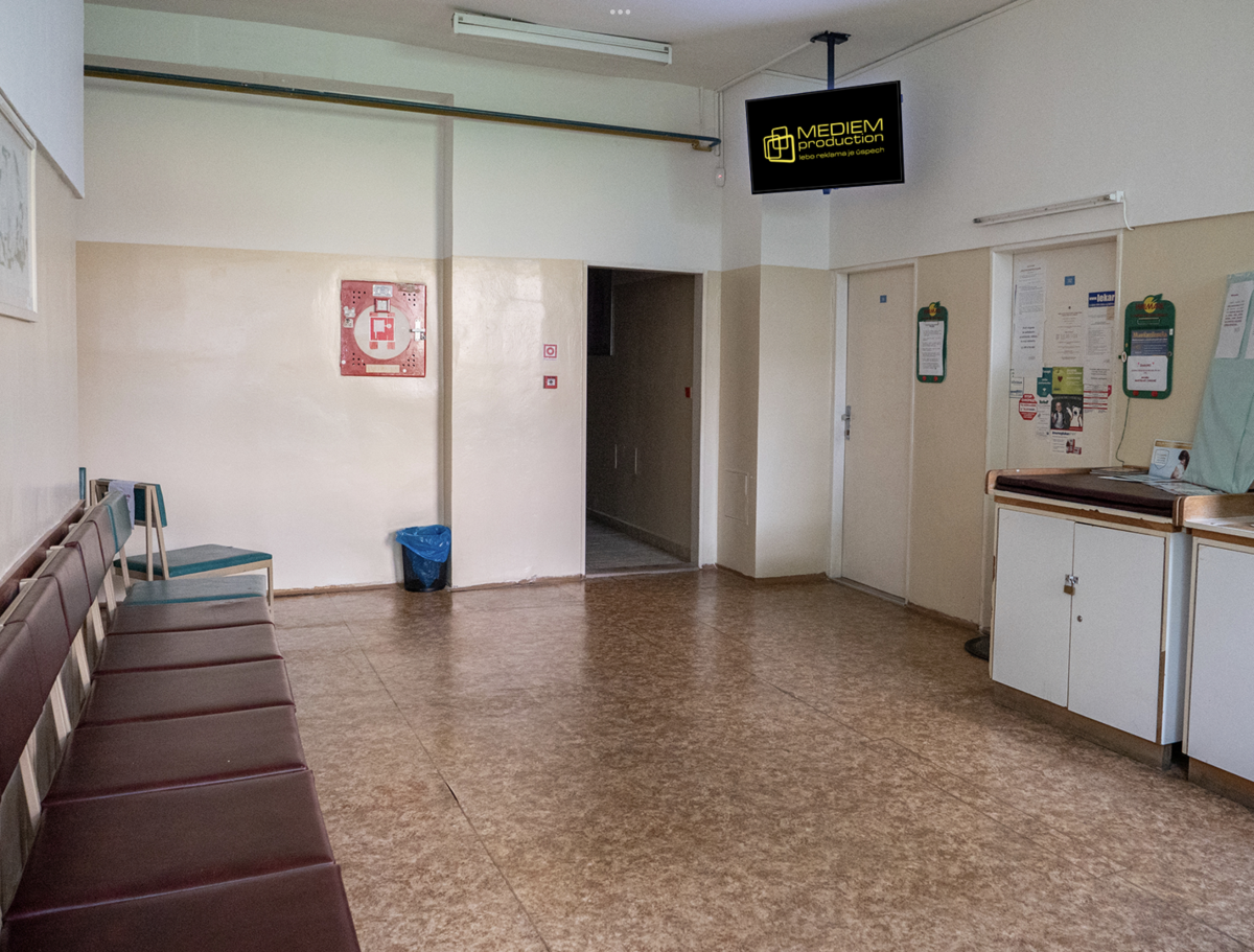 M3 - Zdrav. zar. Maršala Koneva 1, KE — DOOH screen at Poliklinika Východ, Košice
