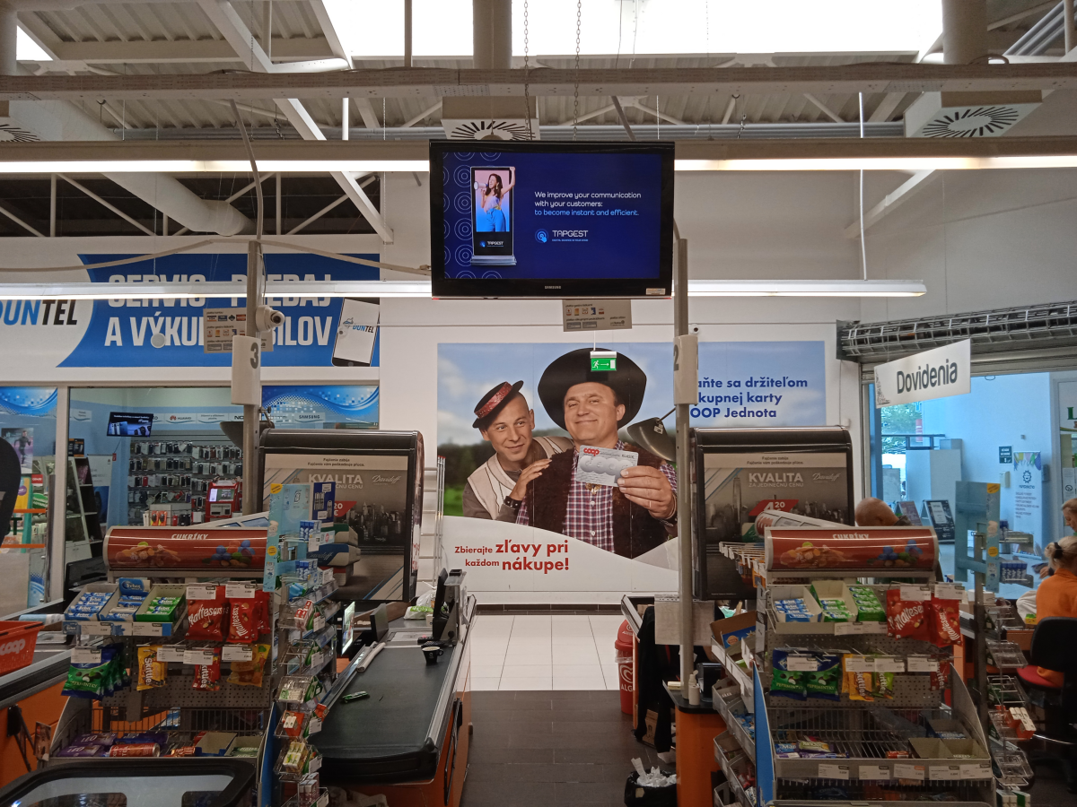 COOP DL Center 001 B — DOOH obrazovka v COOP Jednota - Orechová 60, Dunajská Lužná, Dunajská Lužná