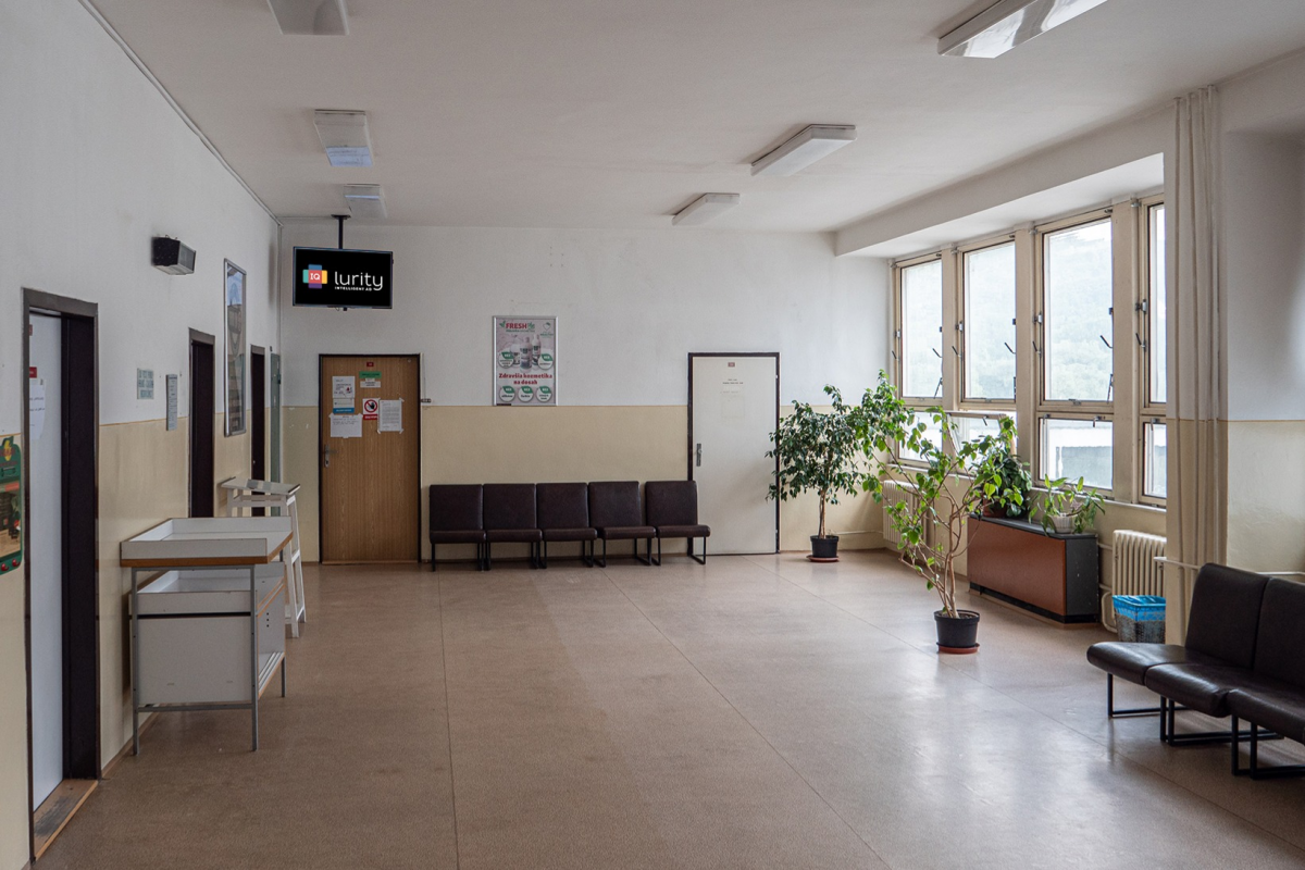 Mediem 34 — DOOH screen at Poliklinika nad Jazerom, Košice