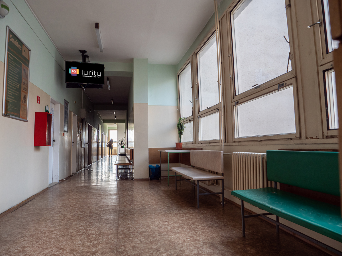 M5 - Zdrav. zar. Maršala Koneva 1, KE — DOOH screen at Poliklinika Východ, Košice