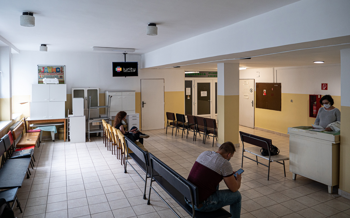 M35, Zdrav. zar., Rastislavova 53, KE — DOOH screen at Poliklinika Juh, Košice