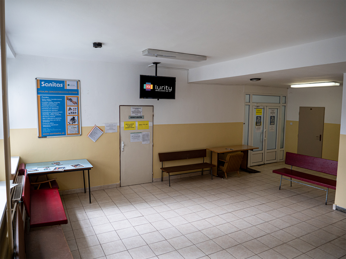 M18, Zdrav. zar., Rastislavova 53, KE — DOOH screen at Poliklinika Juh, Košice