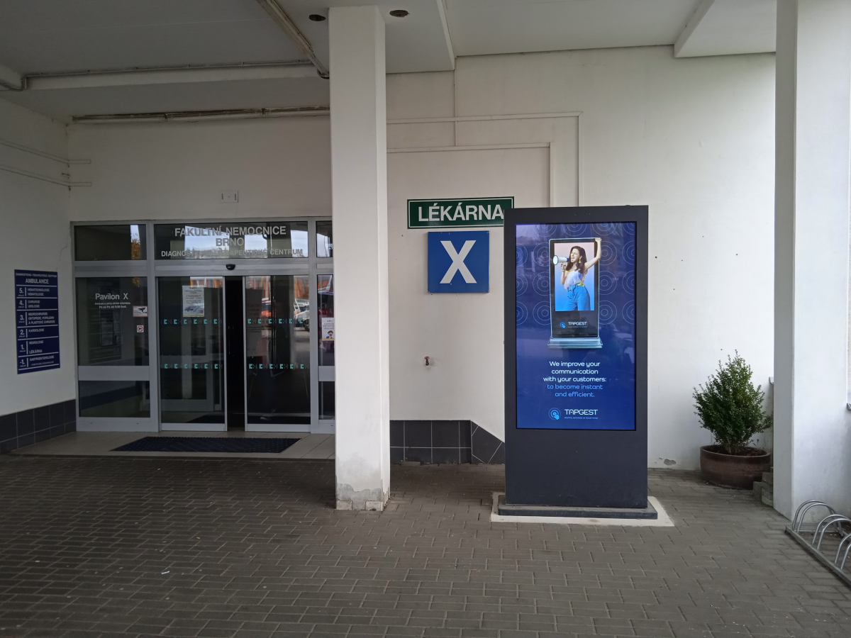 FN Brno Pavilon X - Vstup outdoor — DOOH screen at Nemocnice Bohunice Pavilon X, Brno