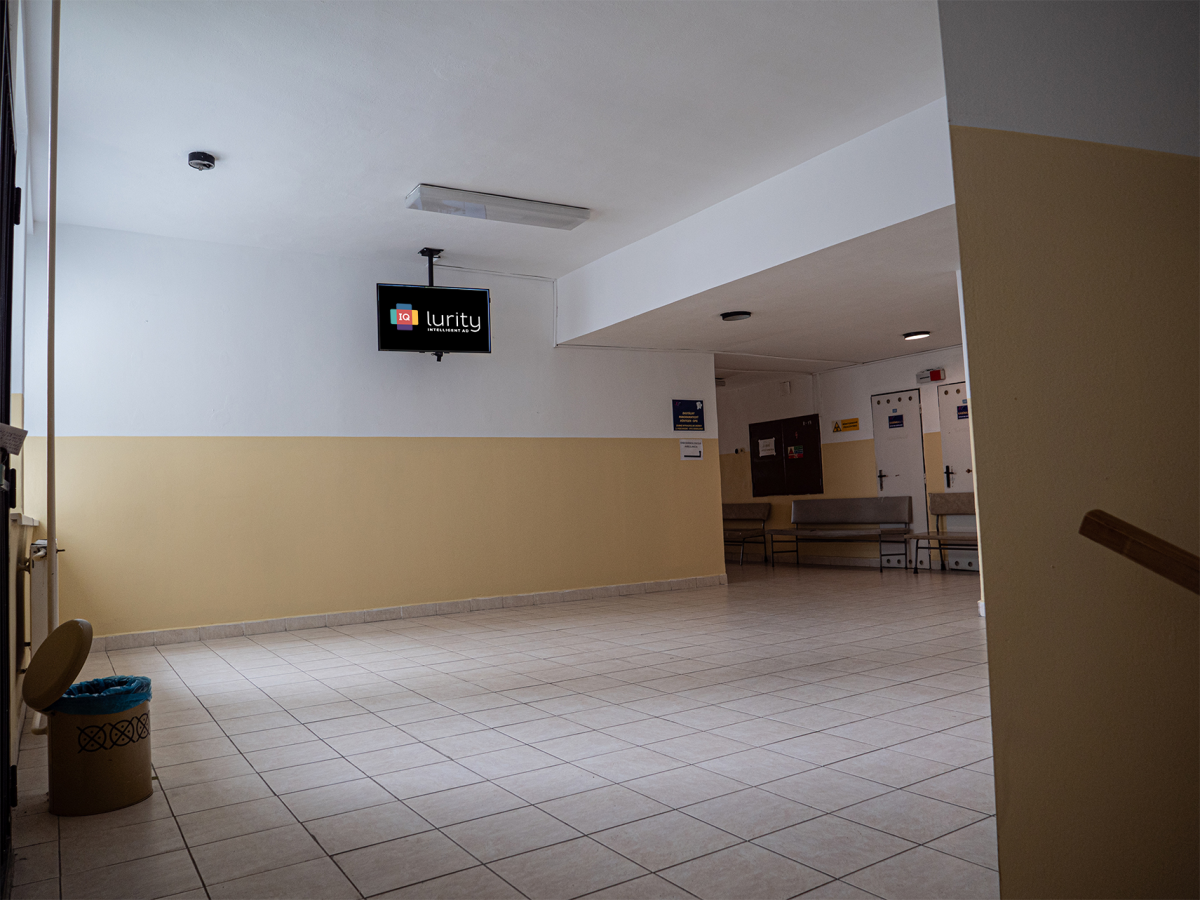M19, Zdrav. zar., Rastislavova 53, KE — DOOH screen at Poliklinika Juh, Košice