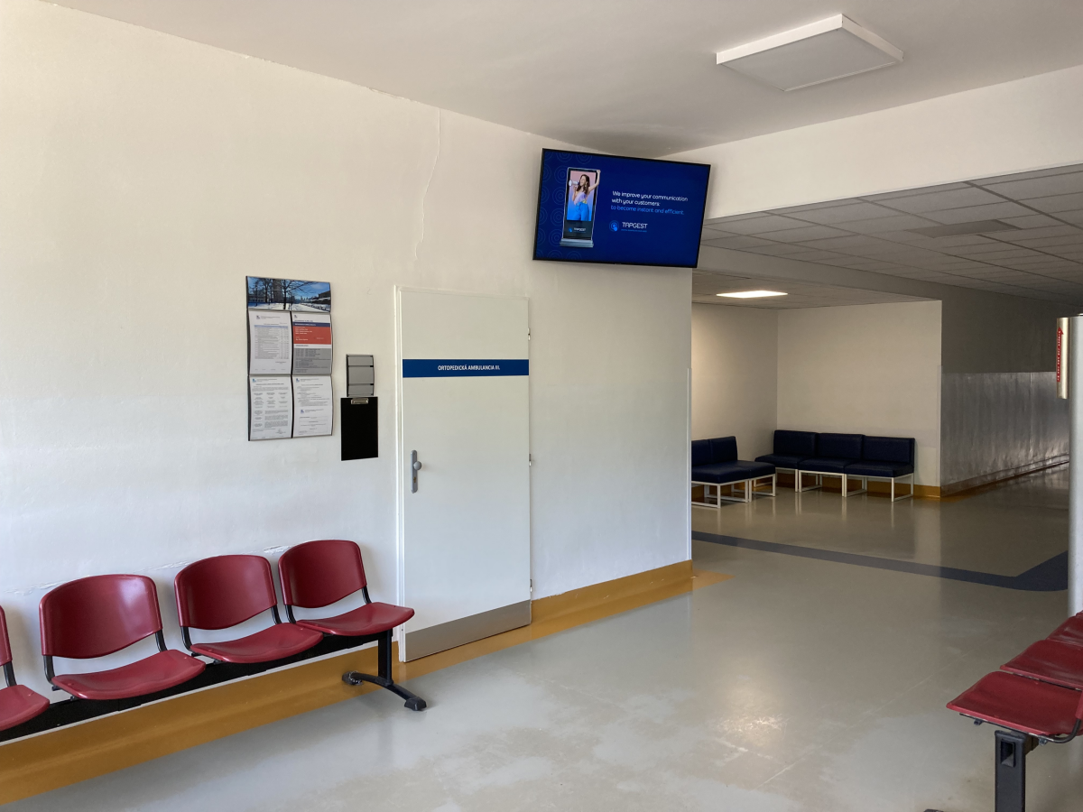 18 Ortopedicka ambulancia prizemie — DOOH screen at Fakultná nemocnica s poliklinikou F. D. Roosevelta Banská Bystrica, Banská Bystrica