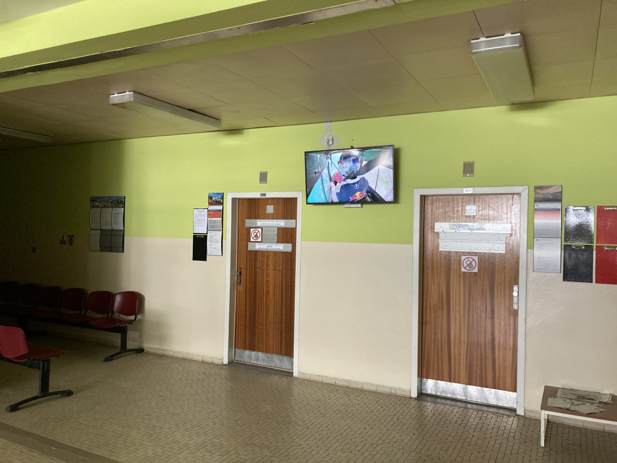 25 Gynekologicko porodnicka ambulancia 2.p — DOOH screen at Fakultná nemocnica s poliklinikou F. D. Roosevelta Banská Bystrica, Banská Bystrica