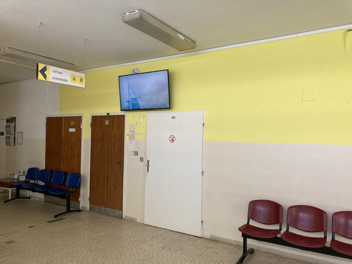 30 Maxilofacialna chirurgia 3.p — DOOH screen at Fakultná nemocnica s poliklinikou F. D. Roosevelta Banská Bystrica, Banská Bystrica
