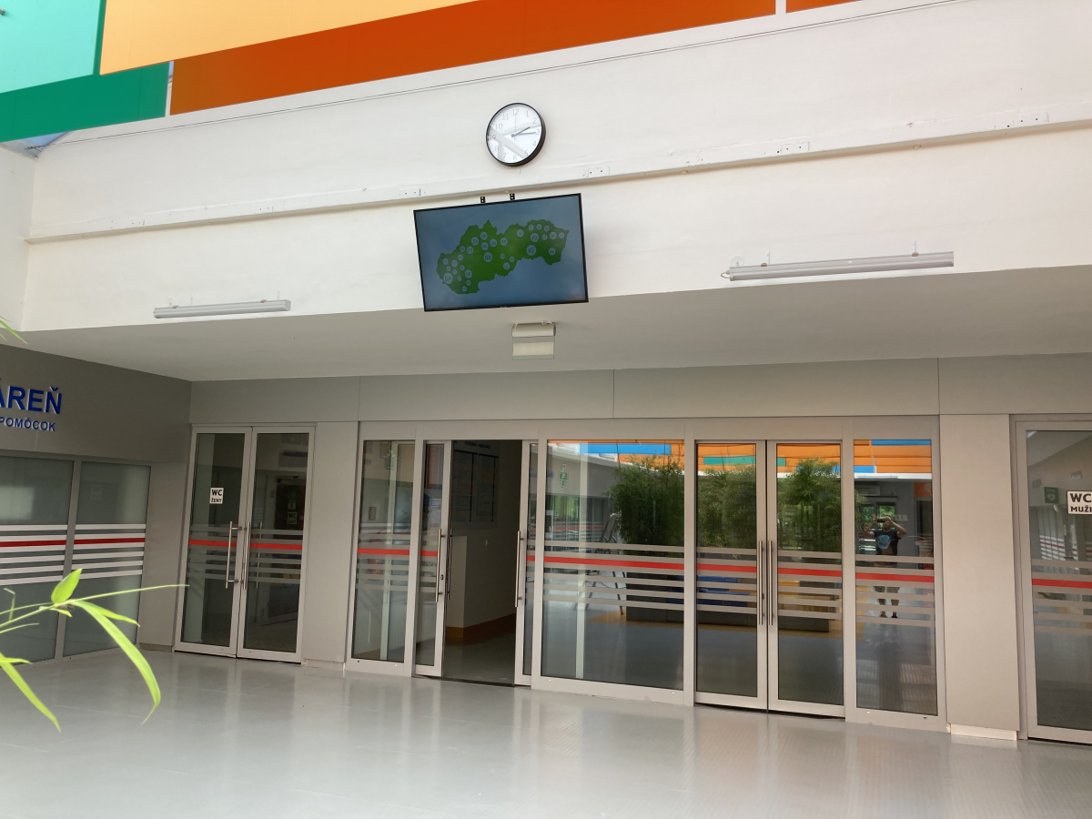 16 Vestibul — DOOH screen at Fakultná nemocnica s poliklinikou F. D. Roosevelta Banská Bystrica, Banská Bystrica