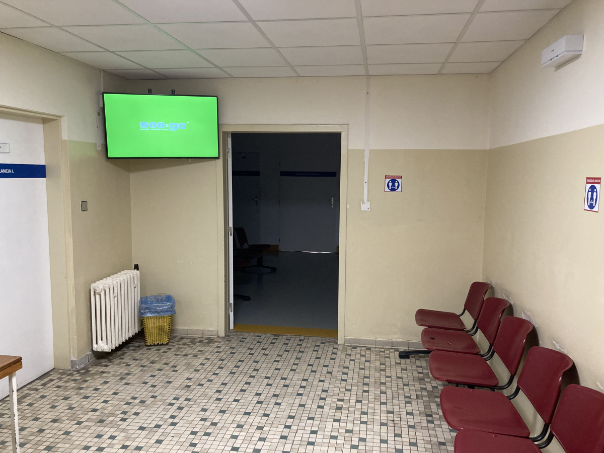 32 Ortopedicka ambulancia prizemie — DOOH screen at Fakultná nemocnica s poliklinikou F. D. Roosevelta Banská Bystrica, Banská Bystrica