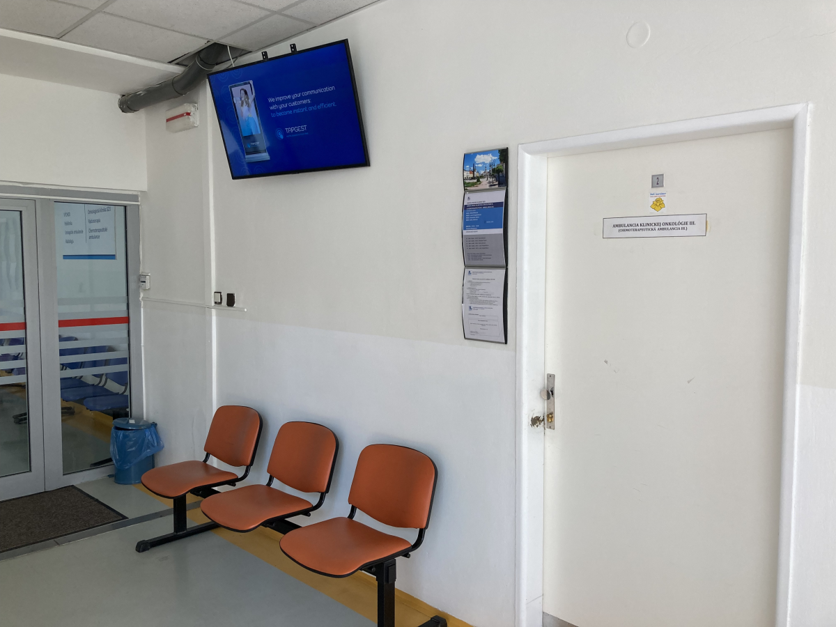 33 Ambulancia klinickej onkologie prizemie — DOOH screen at Fakultná nemocnica s poliklinikou F. D. Roosevelta Banská Bystrica, Banská Bystrica