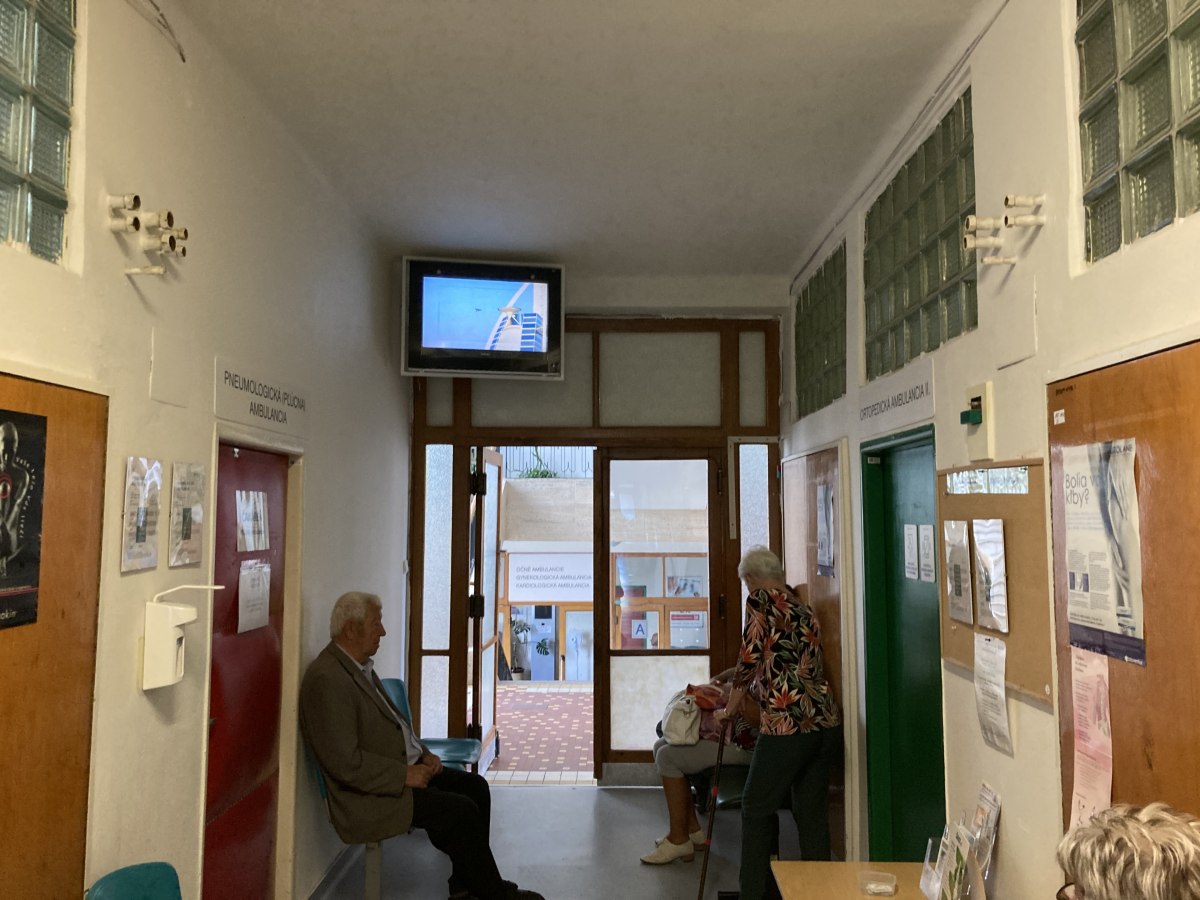 43 Ortopedicka ambulancia 2.p — DOOH screen at Železničná nemocnica s poliklinikou Košice, Košice