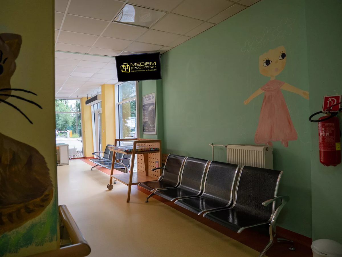 M61 - Detský pavilón, Nemocnica sv. Reimana, ul. Jána Hollého 14, PO — DOOH screen at Fakultná nemocnica J.A. Reimana, Prešov
