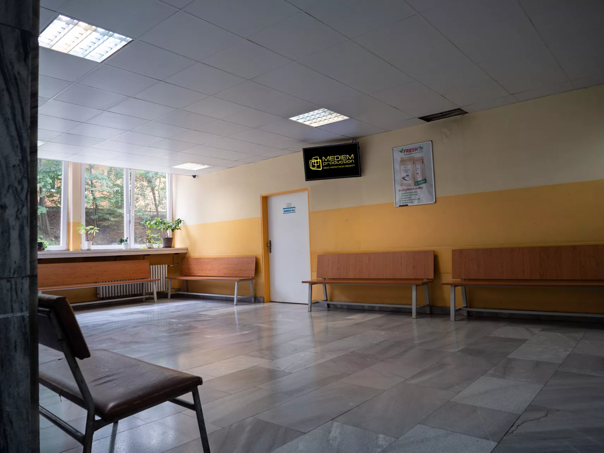M56 - úrazová chirurgia, pohotovosť - Nemocnica sv. Reimana, ul. Jána Hollého 14, PO — DOOH screen at Fakultná nemocnica J.A. Reimana, Prešov