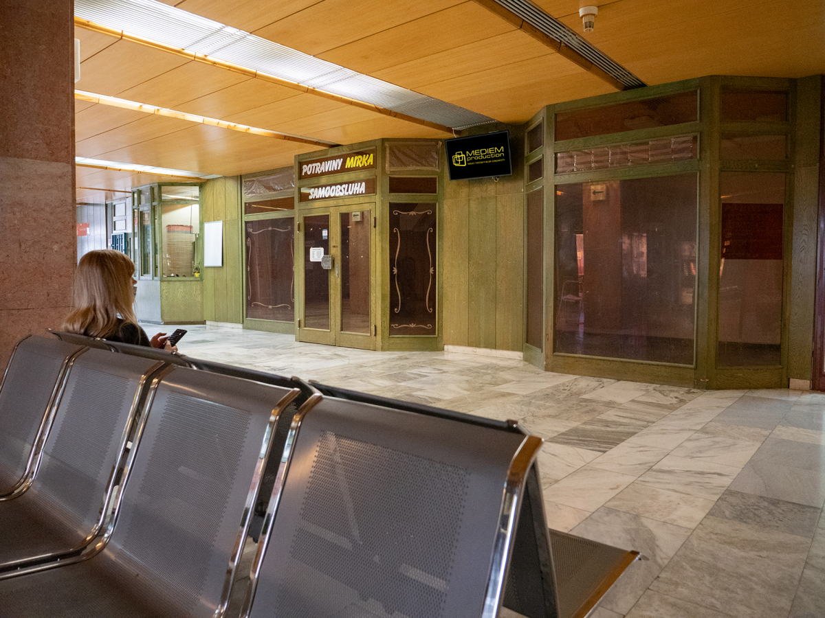 M53 - vstupná hala, bufety - Nemocnica sv. Reimana, ul. Jána Hollého 14, PO — DOOH screen at Fakultná nemocnica J.A. Reimana, Prešov