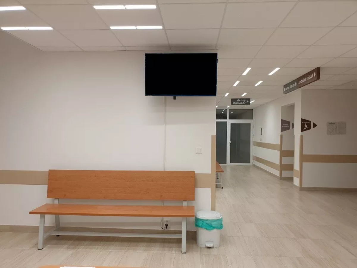 M62 - Onkolog.. pavilón, Nemocnica sv. Reimana, ul. Jána Hollého 14, PO — DOOH screen at Fakultná nemocnica J.A. Reimana, Prešov