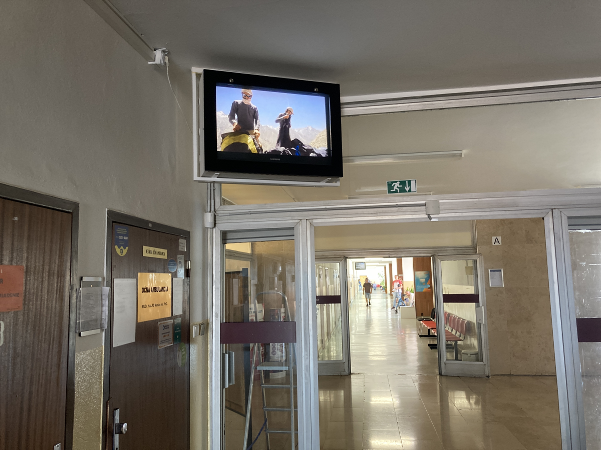 Ocna ambulancia — DOOH screen at Nemocnica Tehelna, Bratislava