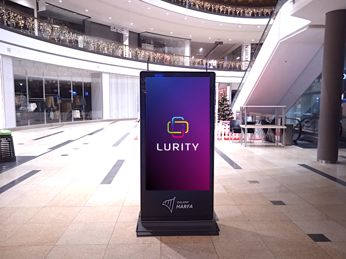 S10 Levá chodba, eskalátory, H&M — DOOH obrazovka v Galerie Harfa vertikal A, Praha