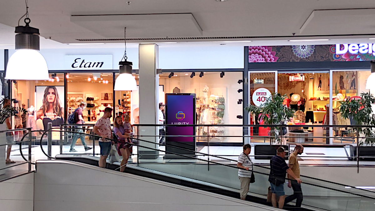 Futurum HK - Etam travelátor — DOOH obrazovka v Nákupní centrum Futurum Hradec, Hradec Králové