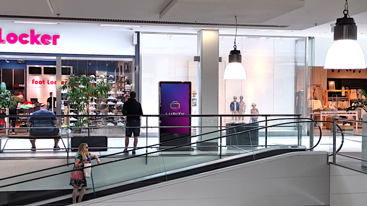 Futurum HK - H&M travelátor — DOOH obrazovka v Nákupní centrum Futurum Hradec, Hradec Králové