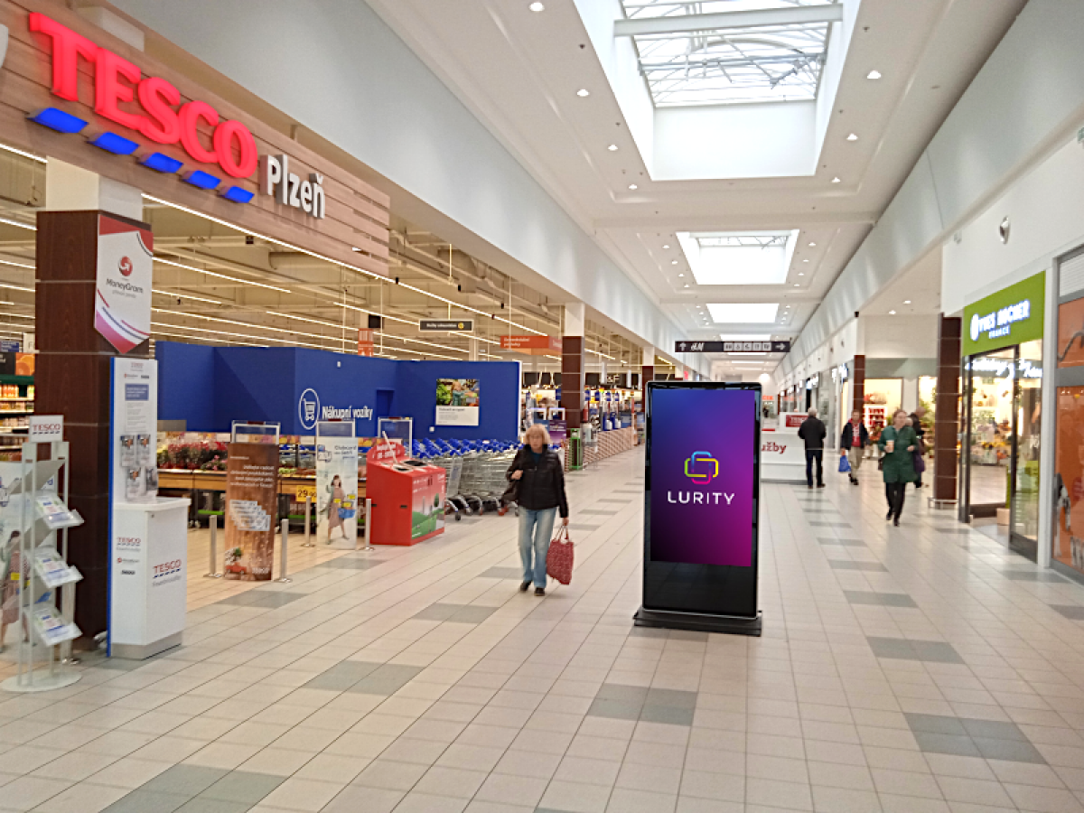 Rokycanská - Tesco vchod — DOOH-Bildschirm in Obchodní centrum Plzeň Rokycanská, Plzeň