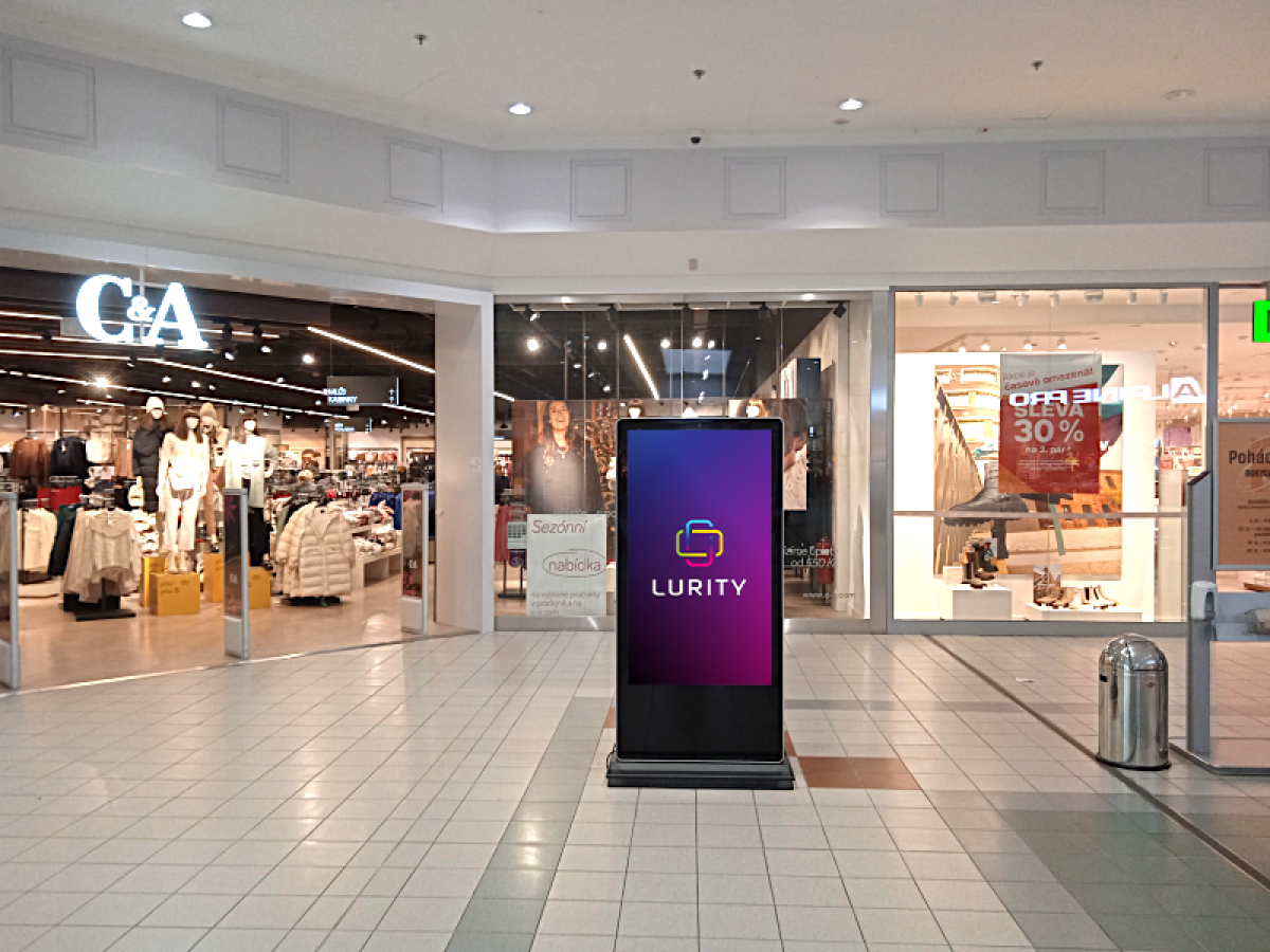 Rokycanská - C&A travelátor — DOOH-Bildschirm in Obchodní centrum Plzeň Rokycanská, Plzeň