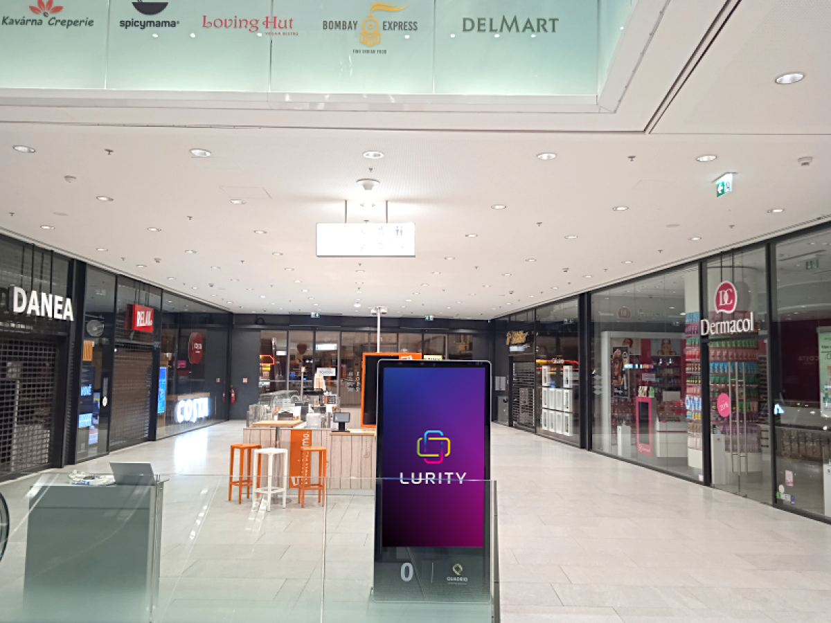 Quadrio 0 Tramvaj záď — DOOH-Bildschirm in Quadrio Shopping Station, Praha