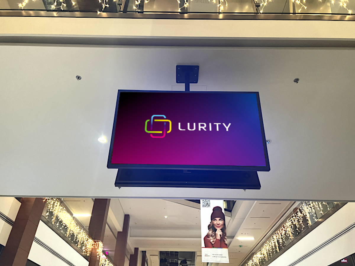 TV6 Levá chodba, Cocco, New yorker, O2 — DOOH screen at Galerie Harfa horizontal, Praha