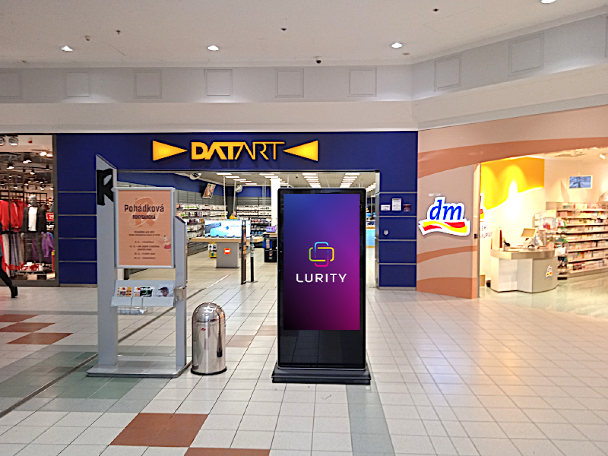 Rokycanská - Datart travelátor — DOOH-Bildschirm in Obchodní centrum Plzeň Rokycanská, Plzeň