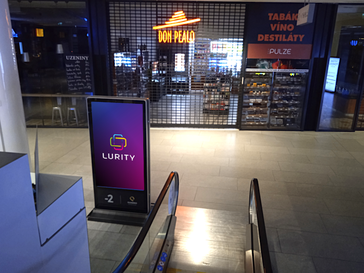 Quadrio -2 záď — DOOH-Bildschirm in Quadrio Shopping Station, Praha