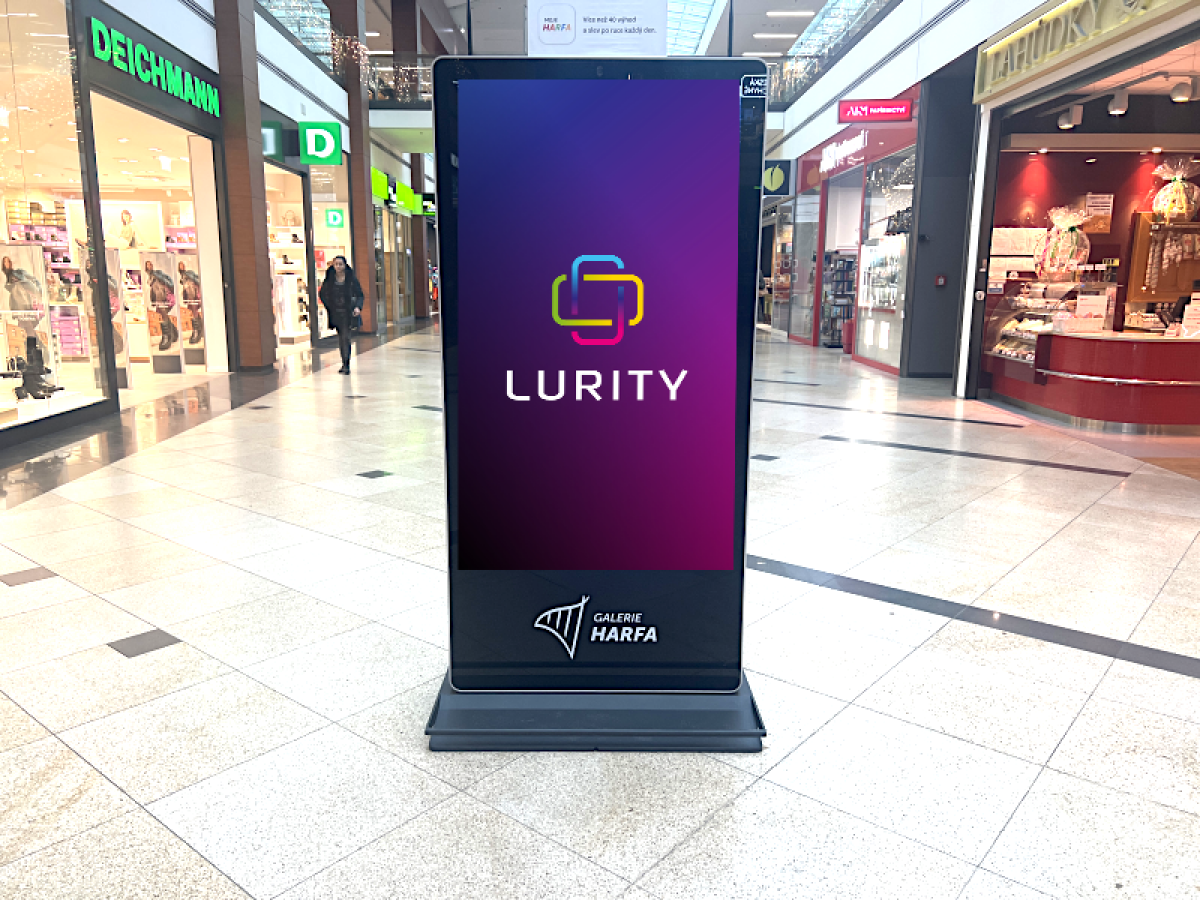 S4 Pravá chodba, Deichmann — DOOH screen at Galerie Harfa vertikal B, Praha