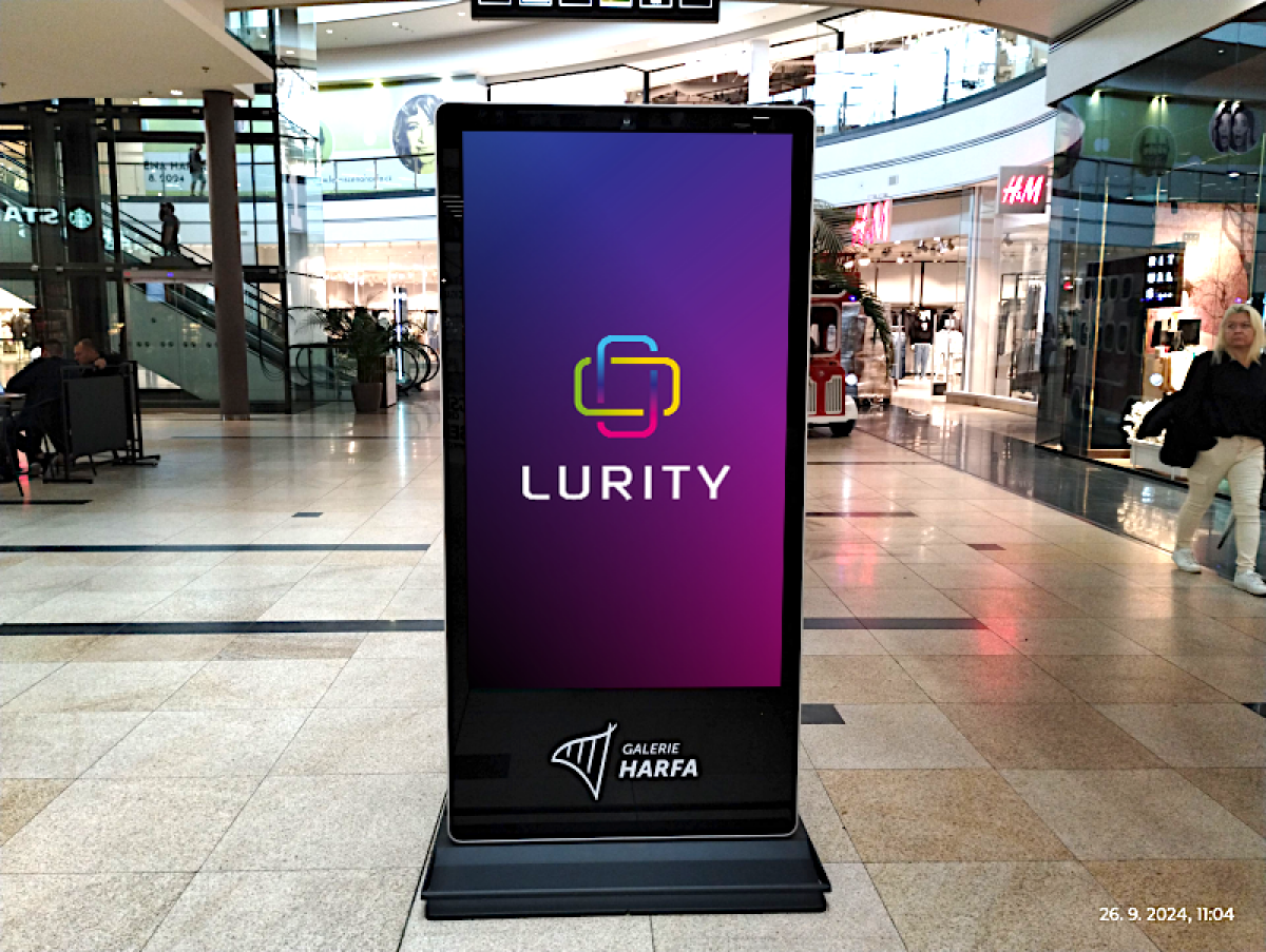 S7 — DOOH obrazovka v Galerie Harfa vertikal A, Praha